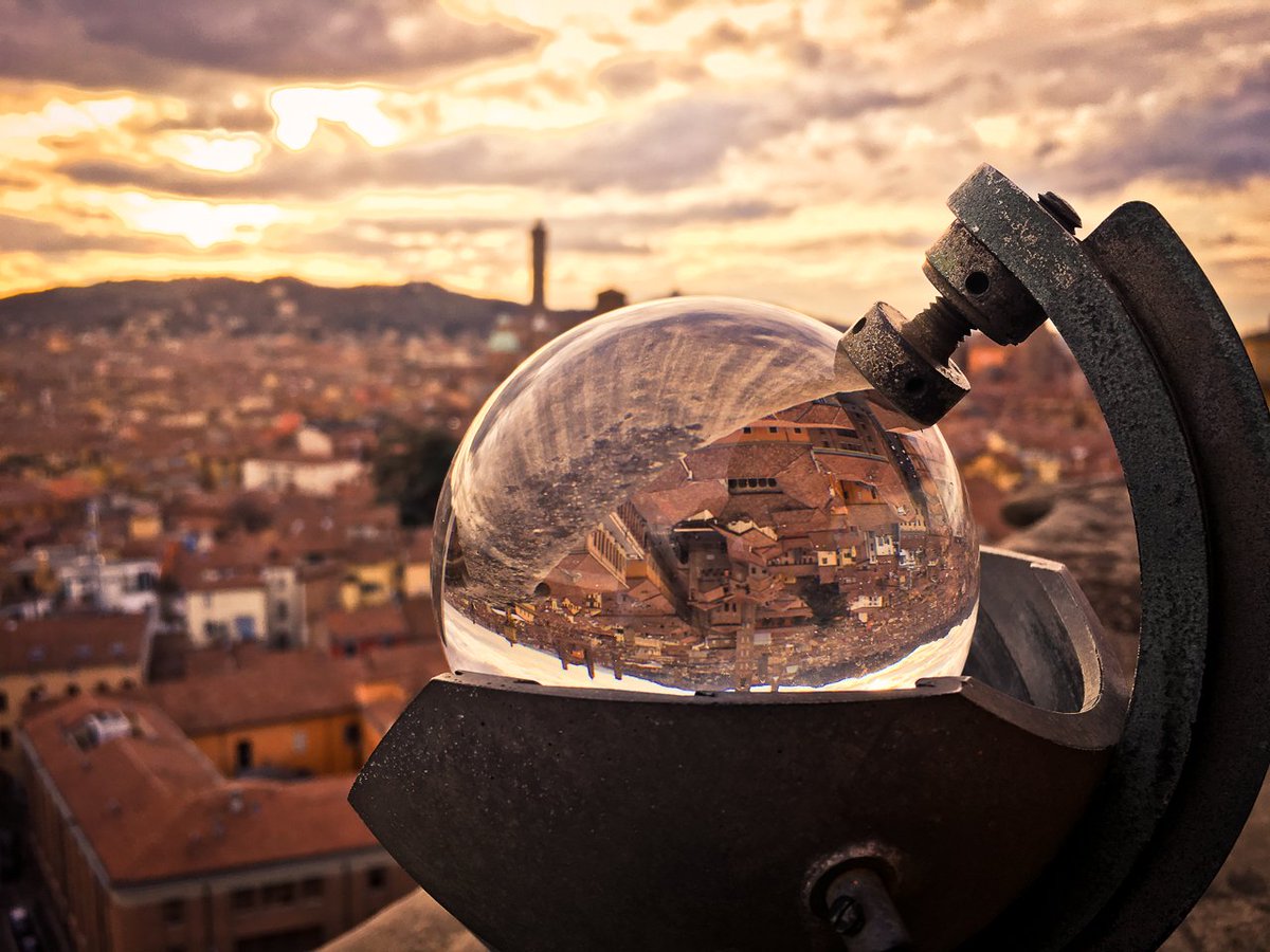 cardcultura's tweet photo. Dove conduce il filo giallo del Museo della Specola? Salite i 186 gradini della sua scala a chiocciola e conquistate la cima della torre astronomica più famosa di Bologna. #CardMuseiBo @MuseoPaPoggi https://t.co/T6XIDGt1Ag