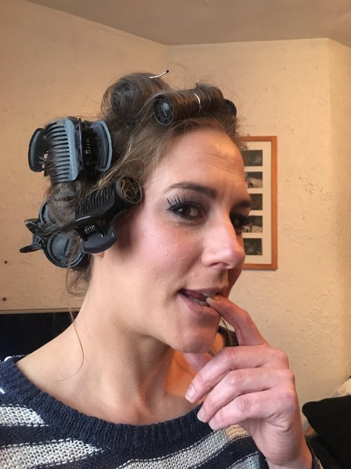 Finished the make up and getting a cute baby doll on for bedroom pics. If @SianCurrie87 gets 100 new<a href="/tag/hotmilf"class="tags"><span>#hotmilf</span></a><a href="/tag/sexploration"class="tags"><span>#sexploration</span></a><a href="/tag/venusinfurs"class="tags"><span>#venusinfurs</span></a>