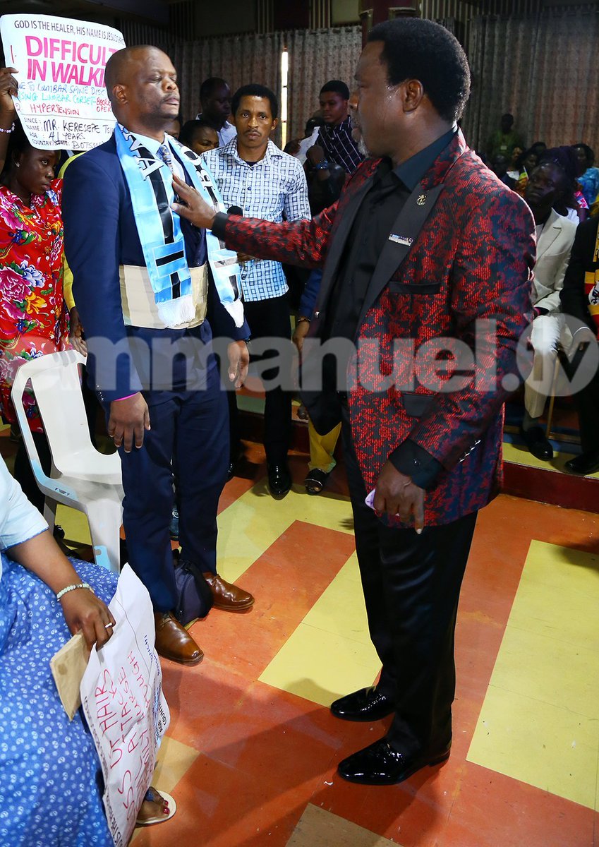 TBJoshua_FR's tweet photo. Tandis que le Prophète T.B. Joshua procède aux délivrances, prophéties et prières sous l'influence de l'Esprit de Dieu au milieu de la congrégation, tout ce que Satan a utilisé pour se connecter à vous est sur le point d'être brisé. Votre cas n'échappera pas à l'onction. https://t.co/6vLzot6NDG