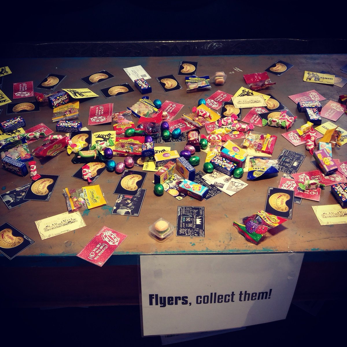 De Tambourine-snoepwinkel is geopend tot een uur of zes, zeven! Kom dansen! facebook.com/events/1976065… 💕🎶