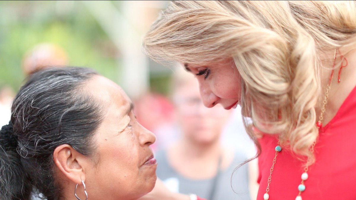 PartidoLiberal's tweet photo. Mirando a los ojos a los colombianos por Mas Paz Más Equidad, Mas Oportunidades Mas Igualdad #GenteDecente @luzpvalencia #30 al Senado Liberal https://t.co/ew4KpKkcr4