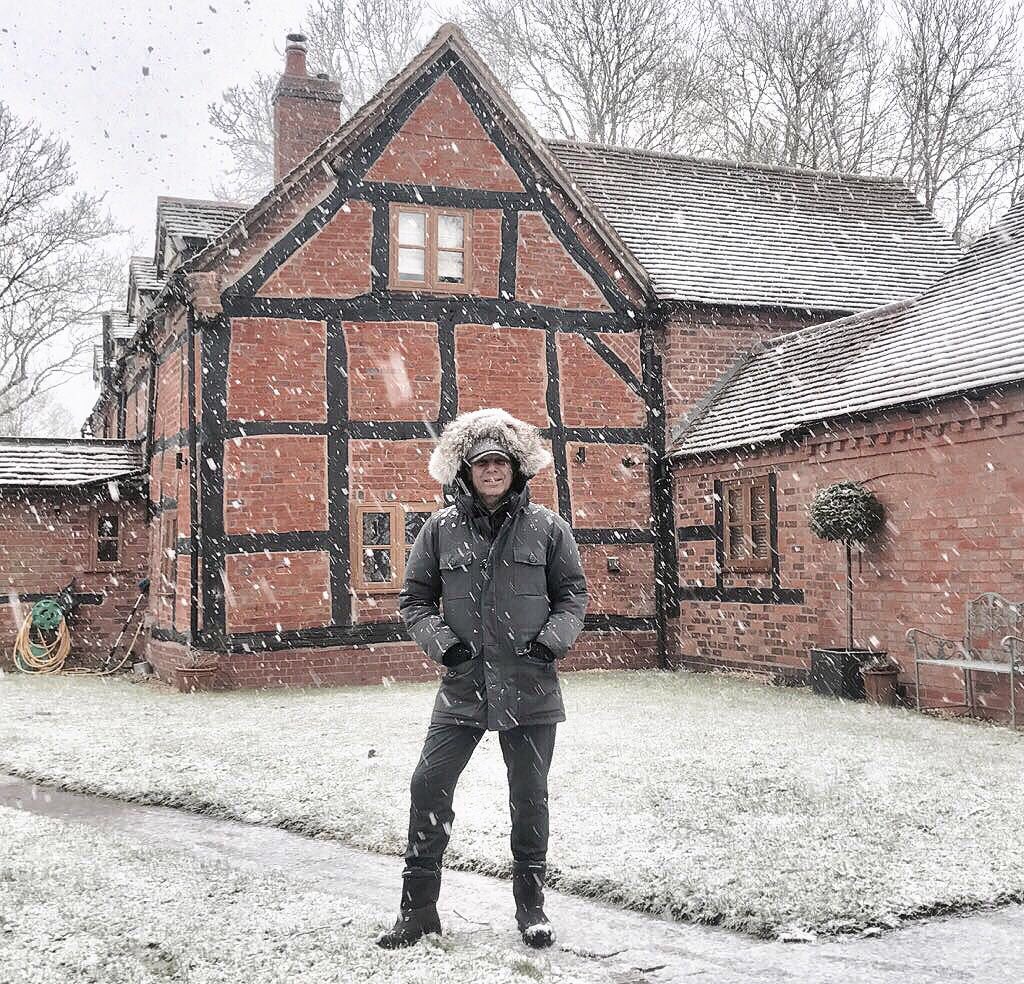 duranduran's tweet photo. It's snowing in England ⛄⛄⛄⛄ #Rog #SnowBunny #LoveHisJacket #duranduran https://t.co/70wsdceXaK