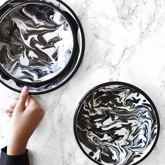 UltGiftFinder's tweet photo. Contemporary marbling art. For more gifts check us out at https://t.co/8SI4yDz8T7 |📷: hello@bornn.com.tr 
.
.
#enamelware  #marble #marbling #tableware #foodstyling #contemporarydesign #culinary #homeware  #gift #happy #spiral #new #passion#homedecor #newaddition #blackandwhite https://t.co/FDConEcvNI