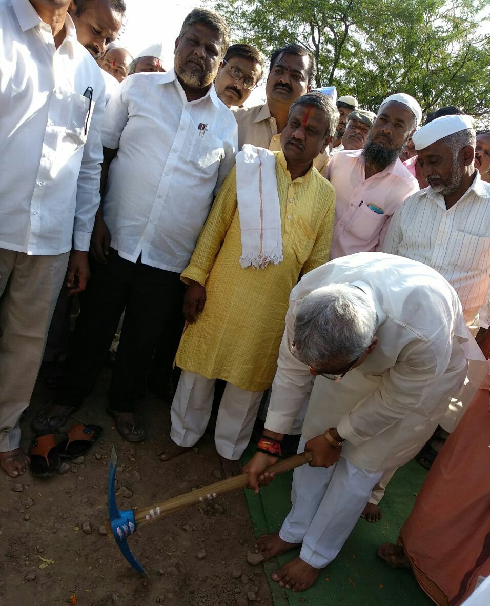 mlayvpatil's tweet photo. ತಡವಲಗಾ ಗ್ರಾಮದ ಸಮೀಪವಿರುವ ಕಾಳುವಸ್ತಿ ತಾಂಡಾದ ರಸ್ತೆ ಕಾಮಗಾರಿಗೆ ಚಾಲನೆ ನೀಡಿದ ಸಂಧರ್ಭ.
#Indi #Devolapment #Works https://t.co/sNribne0eI