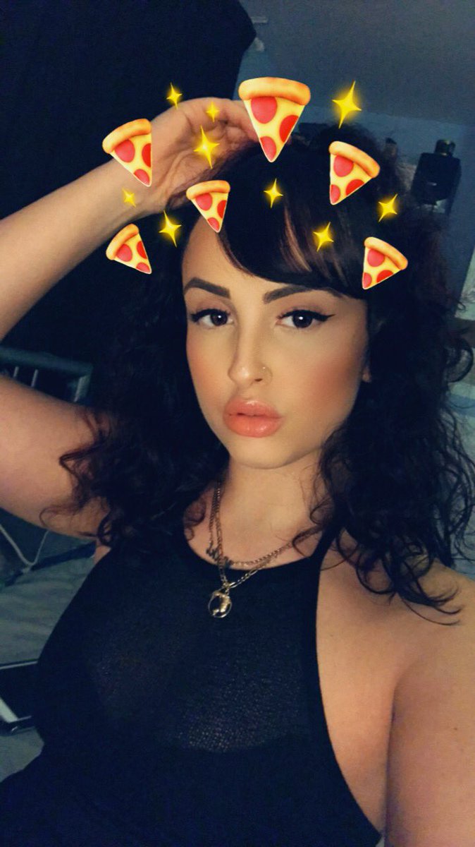 ButterflyNik_'s tweet photo. For the love of 🍕 https://t.co/JIw9AXW12o