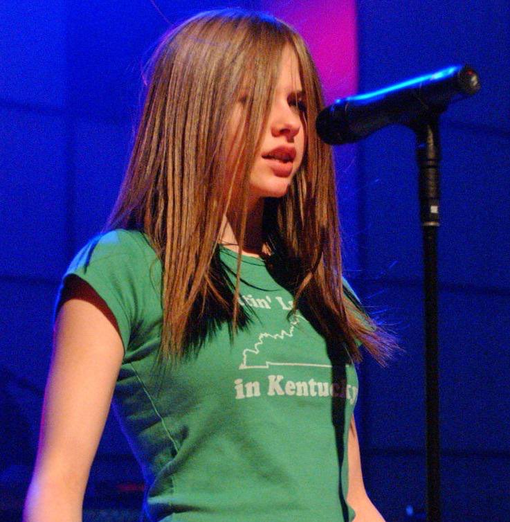 BestAvrilpics's tweet photo. Les vengo a bendecir su TL con Avril fetus. AVRIL IS COMING TO SLAY https://t.co/auDPQsWwcw