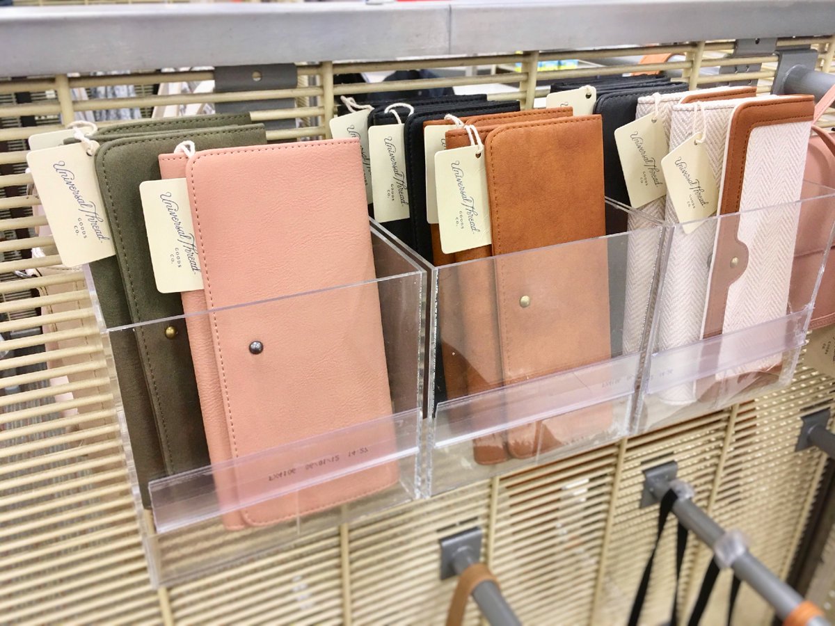 Universal Thread is here! And branding is 🗝 so those labels are out, proud, + loud. #vml #universalthread <a href="/adamas65/">Josh Turner</a> @sara1drow <a href="/moon_target/">Eric Moon</a>