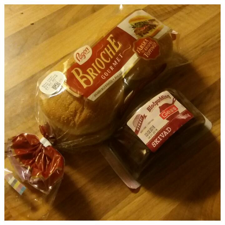 marre_maria's tweet photo. Hämtat ut två smakprov från #buzzador .Tyvärr är det gluten i båda så det får bli mormor och morfar som testar! #blodpuddingbuzz #geas #pågenburgarebuzz #pågen https://t.co/pmtShsD1qq