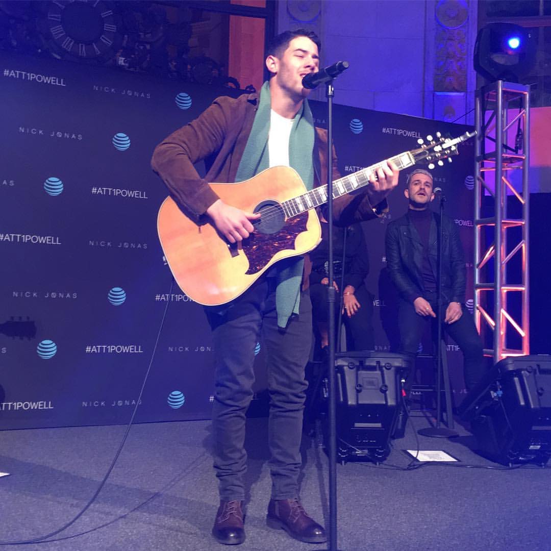 NJBROficial's tweet photo. @nickjonas 📸 20.01 | Nick Jonas em evento privado da #ATT1Powell - em São Francisco, Califórnia. #3 https://t.co/GwRcfqe0fE