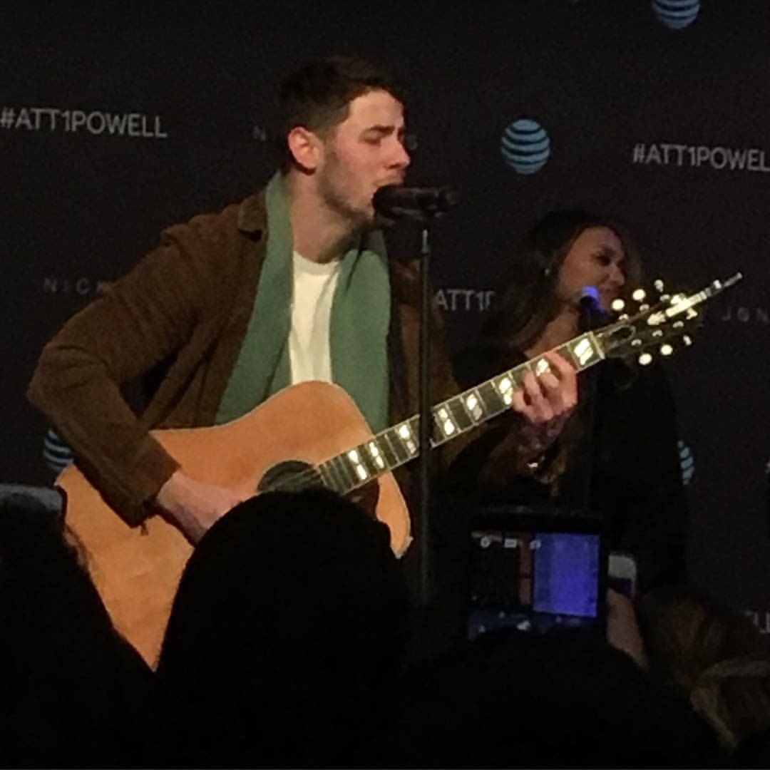 NJBROficial's tweet photo. @nickjonas 📸 20.01 | Nick Jonas em evento privado da #ATT1Powell - em São Francisco, Califórnia. #5 https://t.co/feWnUMI7Qb