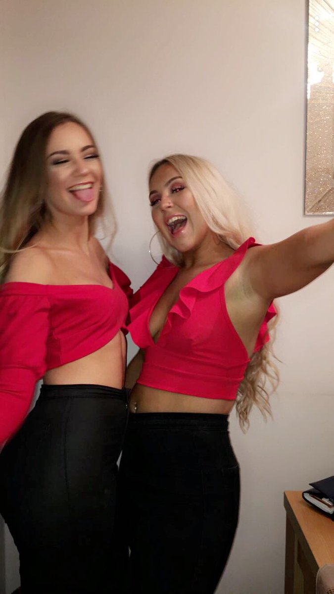 clobird6's tweet photo. Gals in red, matching of course @meganforse_ ❣️❣️❣️ https://t.co/QgZqeaYzBI