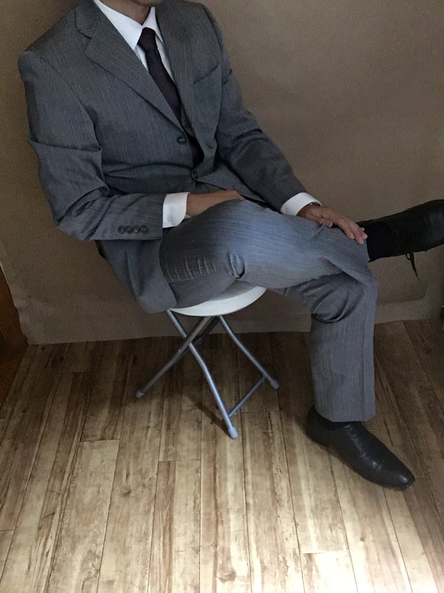 まこさんスーツ資料 على تويتر 椅子に座る