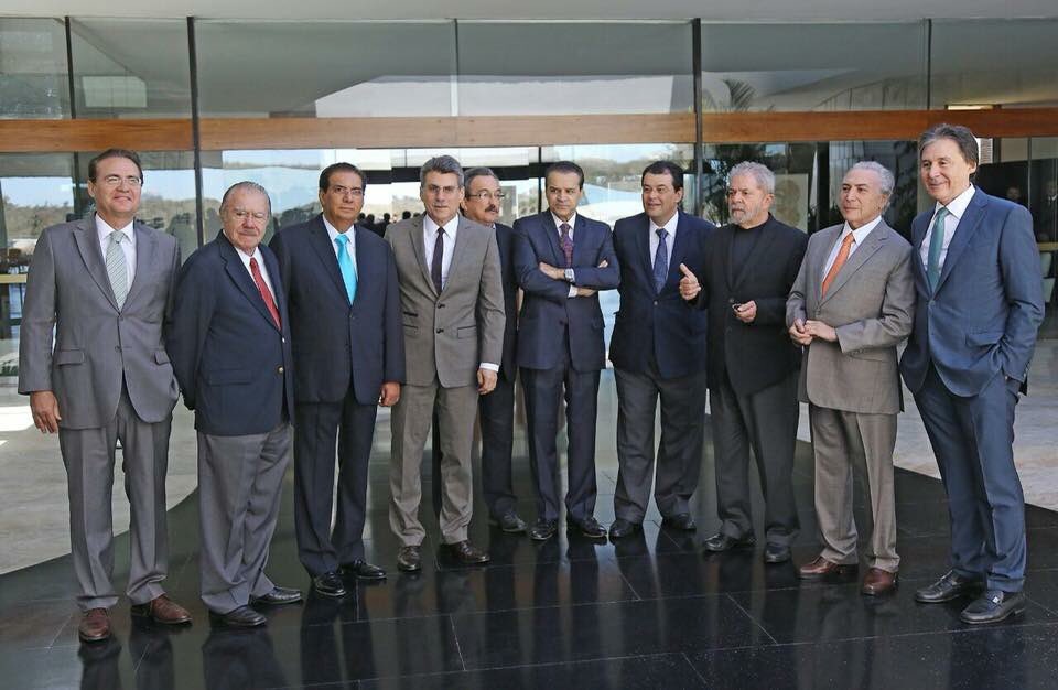 jairbolsonaro's tweet photo. Essa é a fotografia da "GOVERNABILIDADE" na política brasileira. São as pessoas de Centro que grande parte da imprensa defende para continuar nos governando. https://t.co/SzsmTauMl1