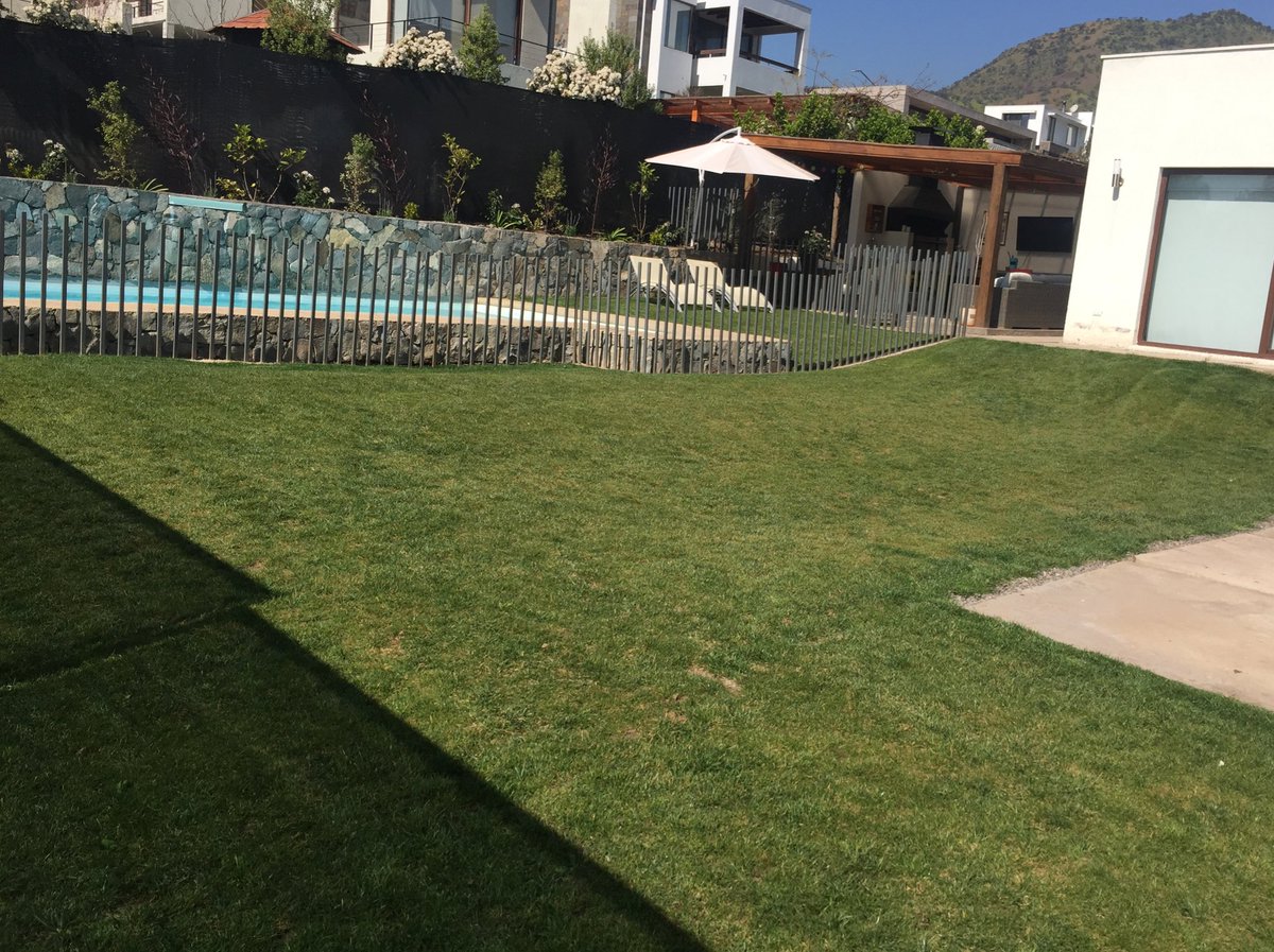 PropiedadesMS's tweet photo. Preciosa casa en excelente condominio en #Chicureo La mejor ubicación y seguridad a toda prueba. Casa NO perimetral. A minutos de colegios Dunalastair, Lincoln y Alianza Francesa.
275 mts útiles/800 mts terreno.
5 dorm+5baños+gran sala estar.
Detalles en https://t.co/GSg7yja5fb https://t.co/cU9NLAQQkR