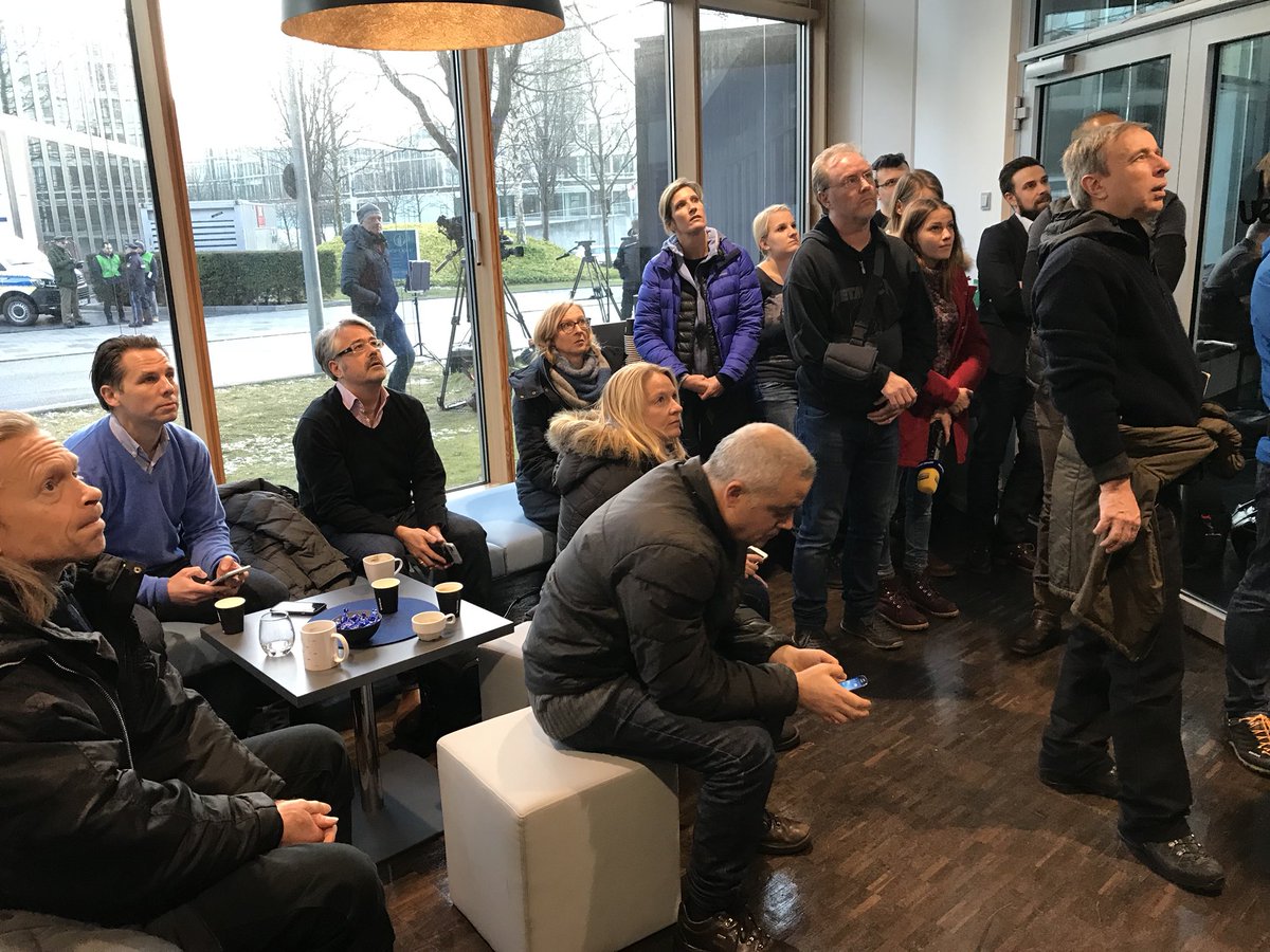 Journalisten verfolgen in #CSU Landesleitung #SPD Abstimmung. Es ist mucksmäuschenstill