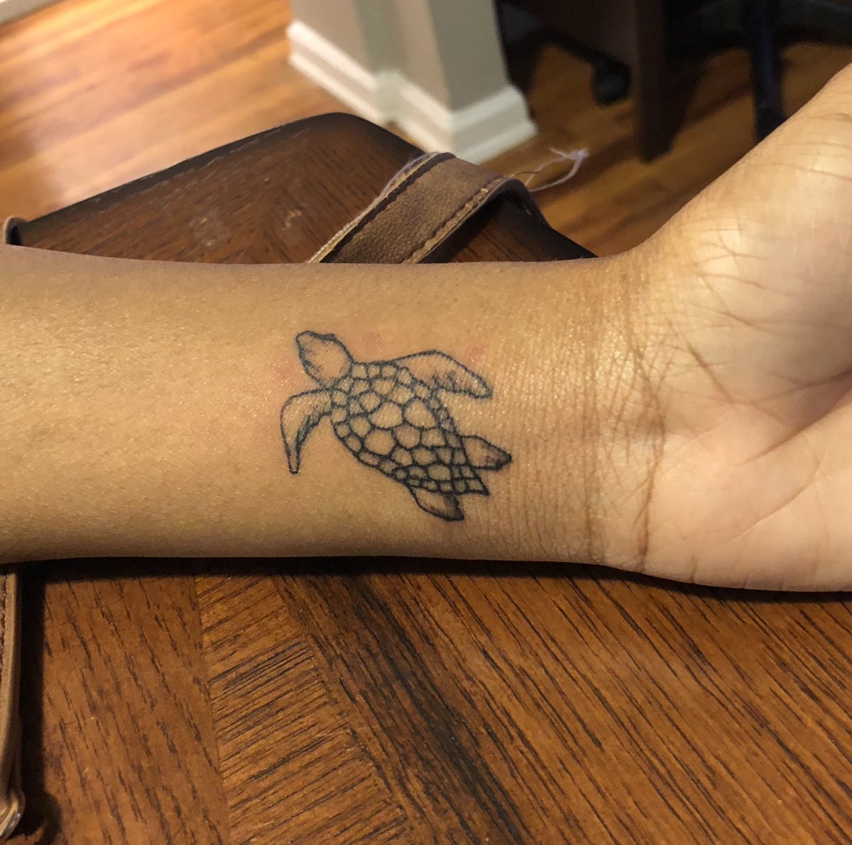Ayam__Mi's tweet photo. Spontaneous tattoo adventure with @krismelove23 yesterday ☺️✌️#AwkwardTurtles https://t.co/O2dG7xOewa