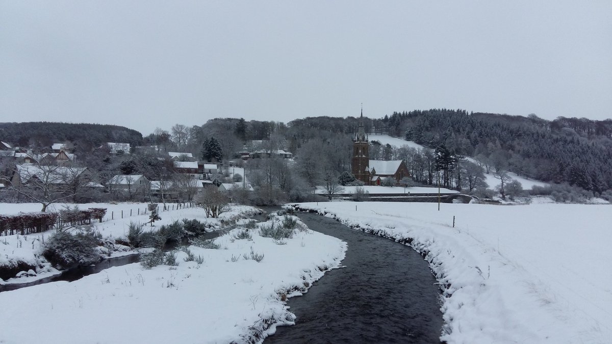 AnxiousAmbler's tweet photo. Today's dog walk = getting caught in a heavy #snow shower ❄☃🐶
#ScottishBorders #scotlandinsnow #walkweekend https://t.co/nuDKoRZiDA