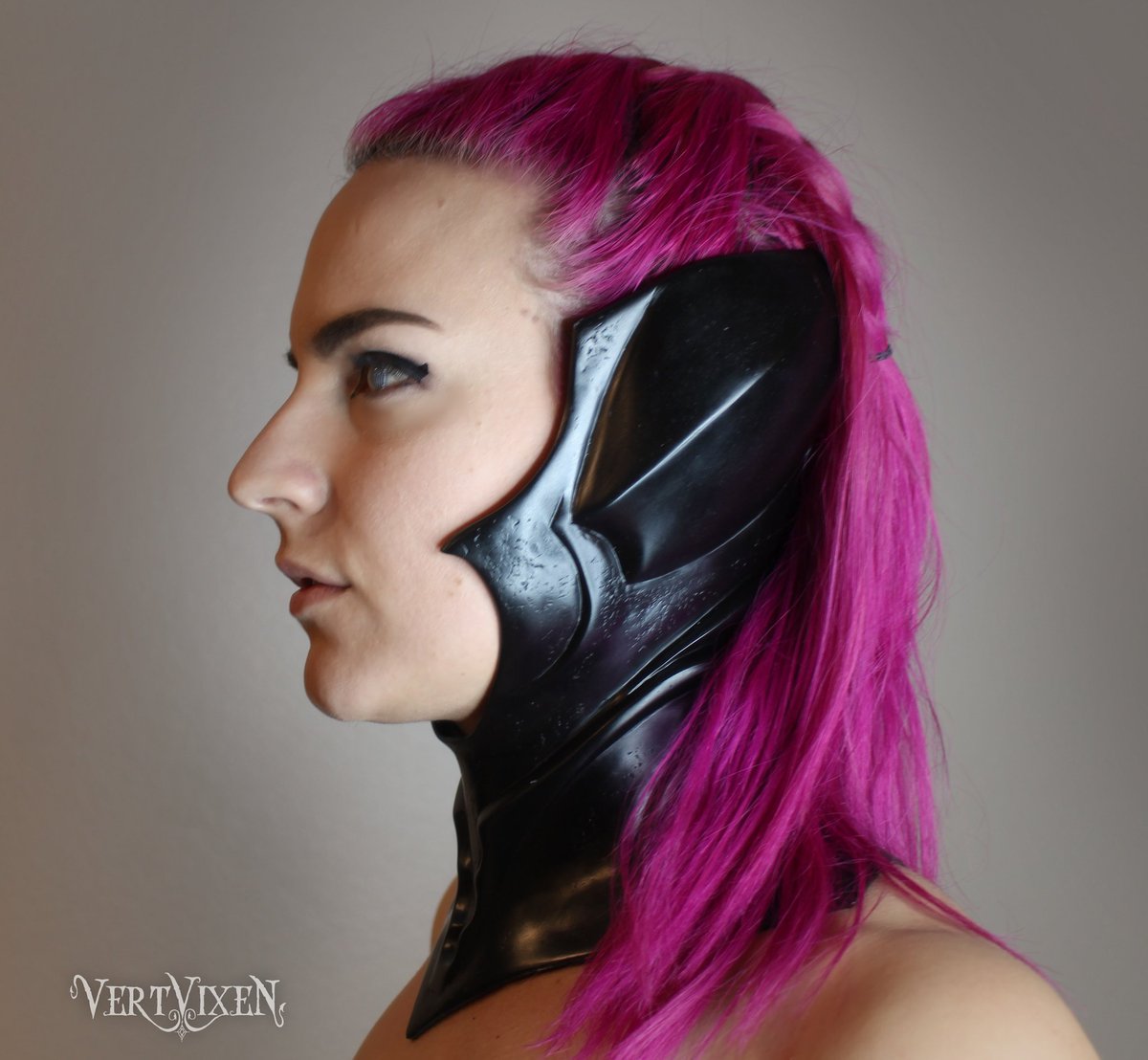 VertVixen's tweet photo. The cowl for #Fury from #darksiders fits! Here is the raw cast in #task14 unpainted! Need to make some final fitting adjustments as well. Originally hand sculpted on a #3dprint of my head from @Spectra3DTech (scan from @cokreeate) materials provided by @SmoothOn @gunfire_games https://t.co/ew9RFwiXEo
