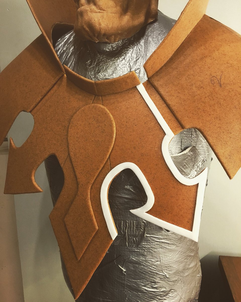 Teezkut's tweet photo. First time trying pearly worbla. So far so good! Starting with the details, going slowly bigger.
•
#jagex #runescape #runescapecosplay #runefest #runefestcosplay #teezkutcosplay @RuneScape @RuneCosplay https://t.co/PUBmVzjuY2