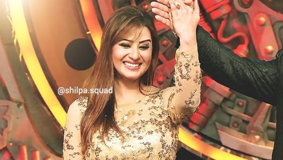 BiggBossChannel's tweet photo. 💥 Queen Shilpa Returns 💥 
#BiggBoss11 #BB11 #BiggBoss 

LAST SUNDAY THIS HAPPENED 😍 @ShindeShilpaS 

RT🔃 &amp; LK❤ IF U LOVE #ShilpaShinde https://t.co/kPIJBvG16k