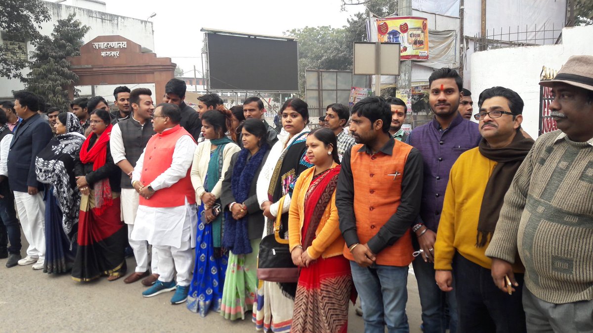 pranik_bajpai's tweet photo. ###मानव_श्रृंखला_का_बना_हिस्सा.....
इतिहास में दर्ज़ हुआ बिहार के सामाजिक बदलाव का किस्सा जिसमे #बाल_विवाह एवं #दहेज_प्रथा_उत्पीड़न जैसे सामाजिक कुरीतियों के खिलाफ़ #ऐतिहासिक_मानव_श्रृंखला बनाने के लिए बिहार की जनता को बधाई।
#HumanchaininBihar https://t.co/vjloswyNuy