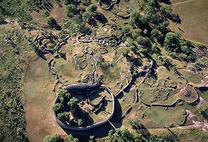 Swamp_Jaws's tweet photo. Another African heritage site, Great Zimbabwe. Construction began in the 11th century and continued to the 15th century. Its thought to potentially be a royal palace, or the centre of a mass trade route. The country is named after it. https://t.co/xOwP9cnC0i