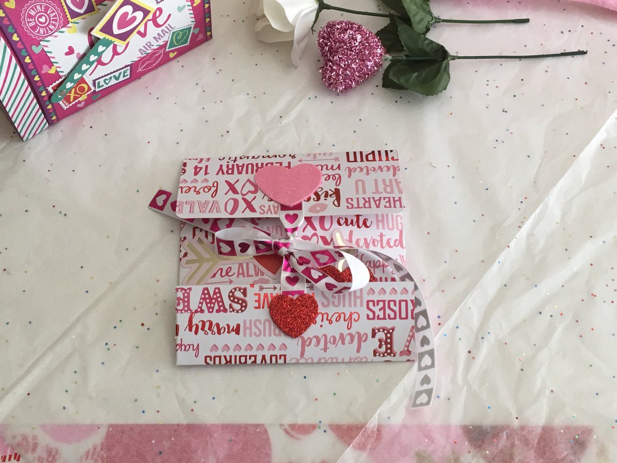 DiyWright's tweet photo. I made a Valentine’s stuffed envelope for friend mail! Going back out today to get more goodies for more friend mail! #papercraft #ValentinesDay #penpal #friendmail #valentinescraft
 https://t.co/xZXAxJjsym https://t.co/NeLIN2fyo1