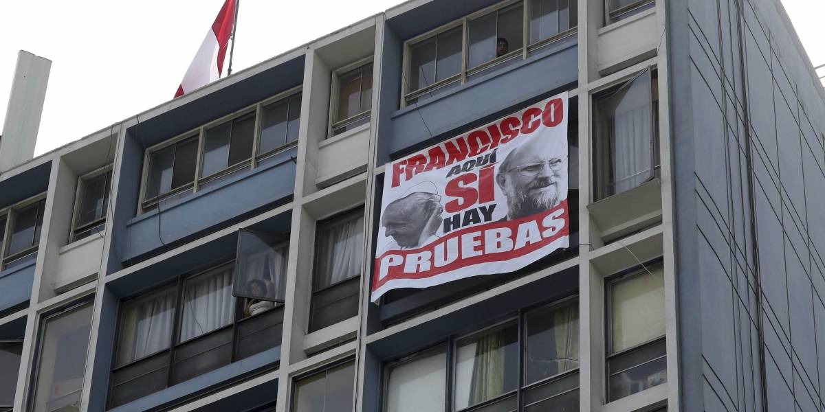 PublimetroChile's tweet photo. “Francisco, aquí sí hay pruebas”: víctimas de abusos sexuales en Perú le recordaron al Papa sus dichos en Chile por su defensa al obispo Barros
https://t.co/DmRVG4bFKv https://t.co/ggYiCOJxDo