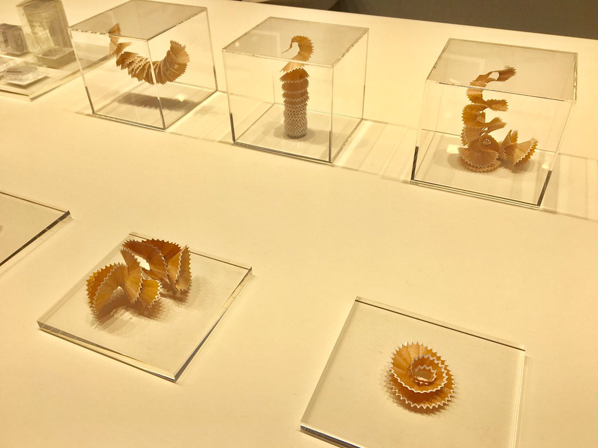 伊東屋バイヤー Twitter पर 今日のおもしろスポット 鉛筆の削りカスで作ったオブジェ そして台座はすべて鉛筆削り W シャレオツ W 出張 Maisonetobjet T Co 9psiyrvggv Twitter