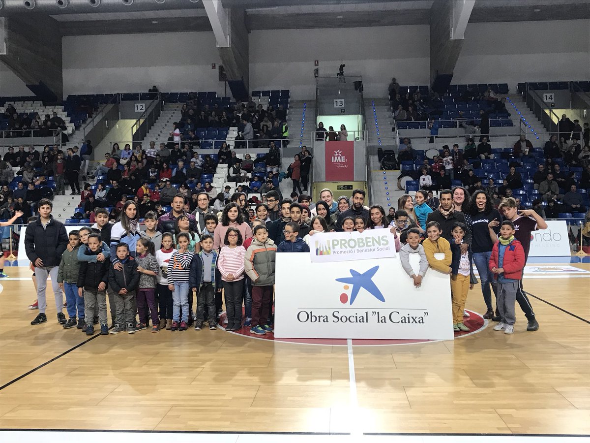 BahiaSanAgustin's tweet photo. Ayer en el partido de #LebOro en Son Moix continuamos con el programa #17Il•lusions17partits de la @FundlaCaixa . Nos visitaron los amigos de la asociación @Probens_Mca
#JuntsFeimBasquet https://t.co/kkGHJ3ABob