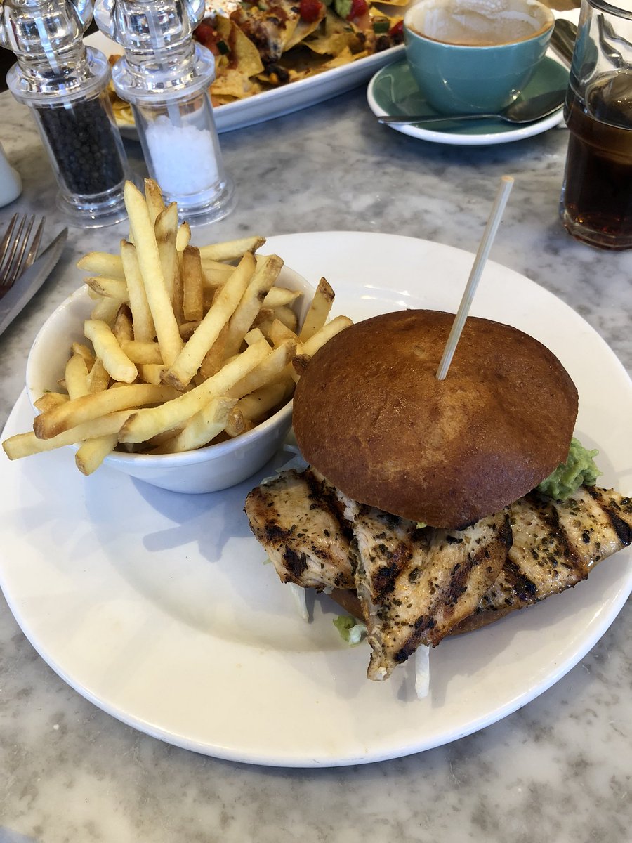 GF_Mapper's tweet image. Delicious chicken &amp;amp; 🥑 #glutenfree burger @bobscafes in Queens Park 💪🏼🍔