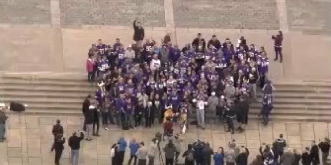 SportsArePhilly's tweet image. Vikings fans: "We're going to take over Philadelphia and Lincoln Financial Field" 

Expectations vs. Reality #FlyEaglesFly