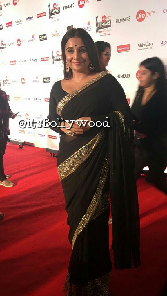itsBollywood's tweet photo. Beauty in black @vidya_balan at #JioFilmfareAwards https://t.co/8udXOe8VIY