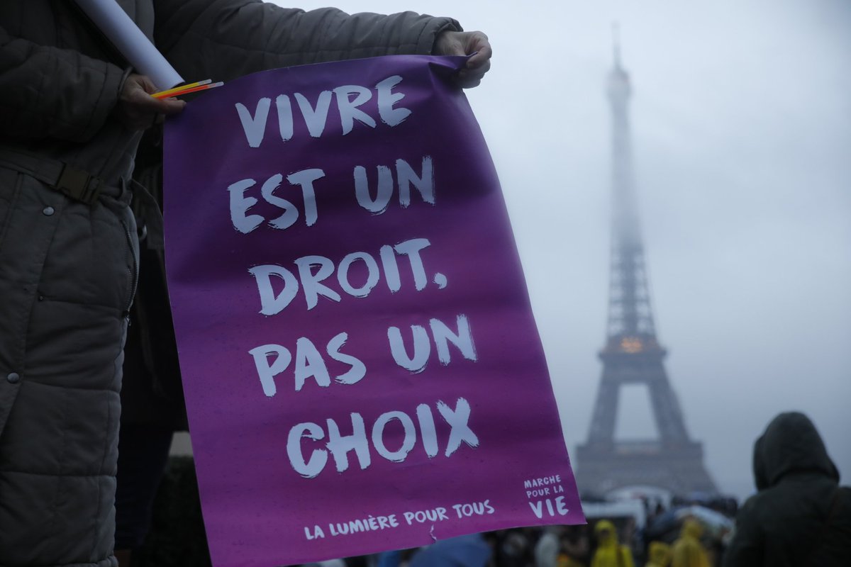 MarchePourLaVie's tweet photo. Paris March for Life draws more than 40,000 !
#MPLV2018 
#MarchforLife https://t.co/Vva1bwc5JY