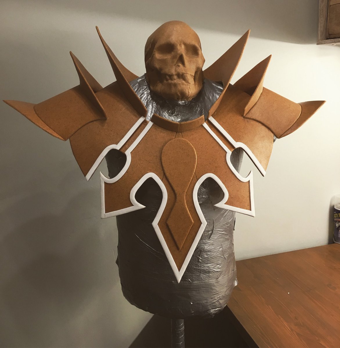 Teezkut's tweet photo. Progress! Soo happy with the outcome so far!
•
#jagex #runescape #runescapecosplay #runefest #runefestcosplay #teezkutcosplay #worbla #worblaspearlyart #crafting #craftfoam #art #cosplay #menincosplay https://t.co/Lq1fZ0Ll8X