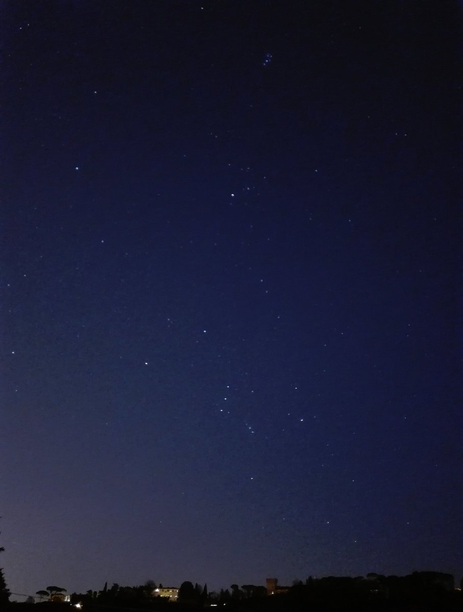 i_pittore's tweet photo. Guarda, come è limpido il cielo ora. Posso leggere nella poesia dei tuoi occhi il racconto di tutta la tua vita.
Così, guardando le stelle, apprendo, come dal grande libro della tua anima, la vastità dello spazio infinito..
E mi riporta al tuo amore per me.
#ScrivoDiStelle
📷 my https://t.co/N5luOhwm5F