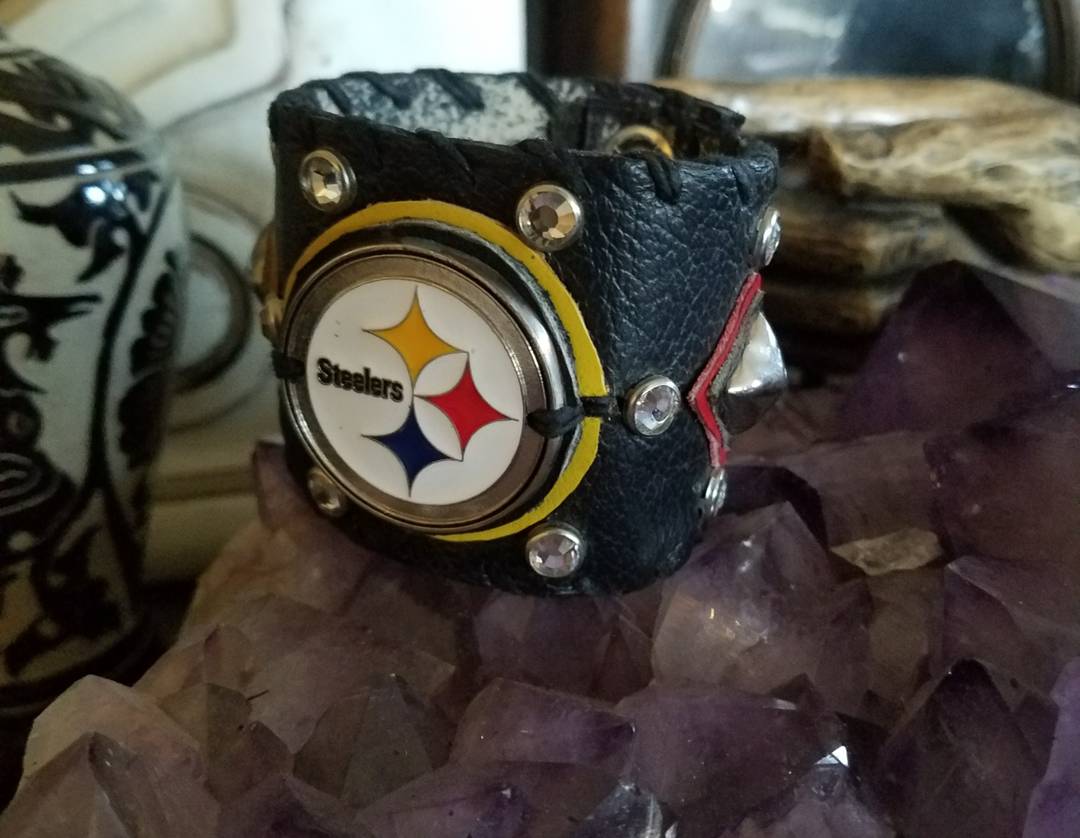 #AFCChampionshipGame #NFCChampionshipGame  #oneofakind #handmade #leathercuffs #representyourteam @Patriots @Jaguars @Vikings @Eagles @conte_dennis @MonstersCruise @HoxPhotog @94HJY @scarpetti94hjy @GabbieRaeRocks @PaulandAl #ishipstuffanywhere #rockthecuff