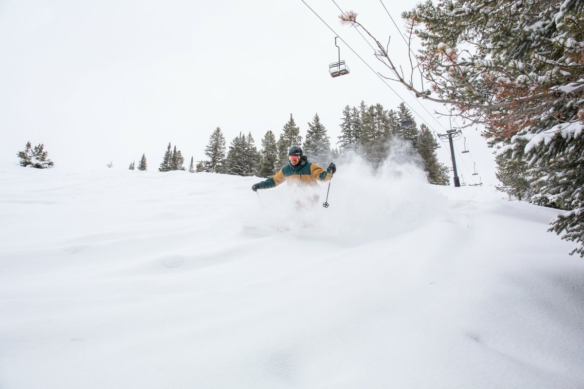 skicrestedbutte's tweet image. 4" of new snow overnight made for great turns today! #burythebutte #cowx