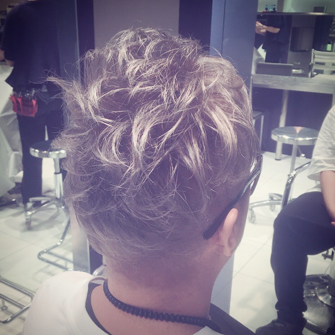 justippei's tweet image. #NewHairColor #LightGrey #ProWorks
どんくらい色持つかな…