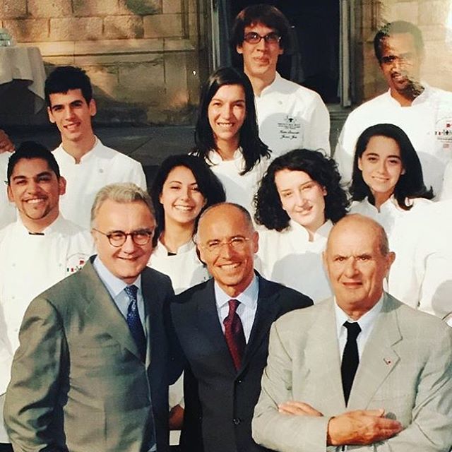 “Monsieur Paul aimait la vie, le partage, la transmission, et son équipage. Ces mêmes valeurs continueront de nous inspirer pour toujours”

Adieu CHEF et merci pour nous avoir montrer le chamine!

Bon voyage gourmand!!!