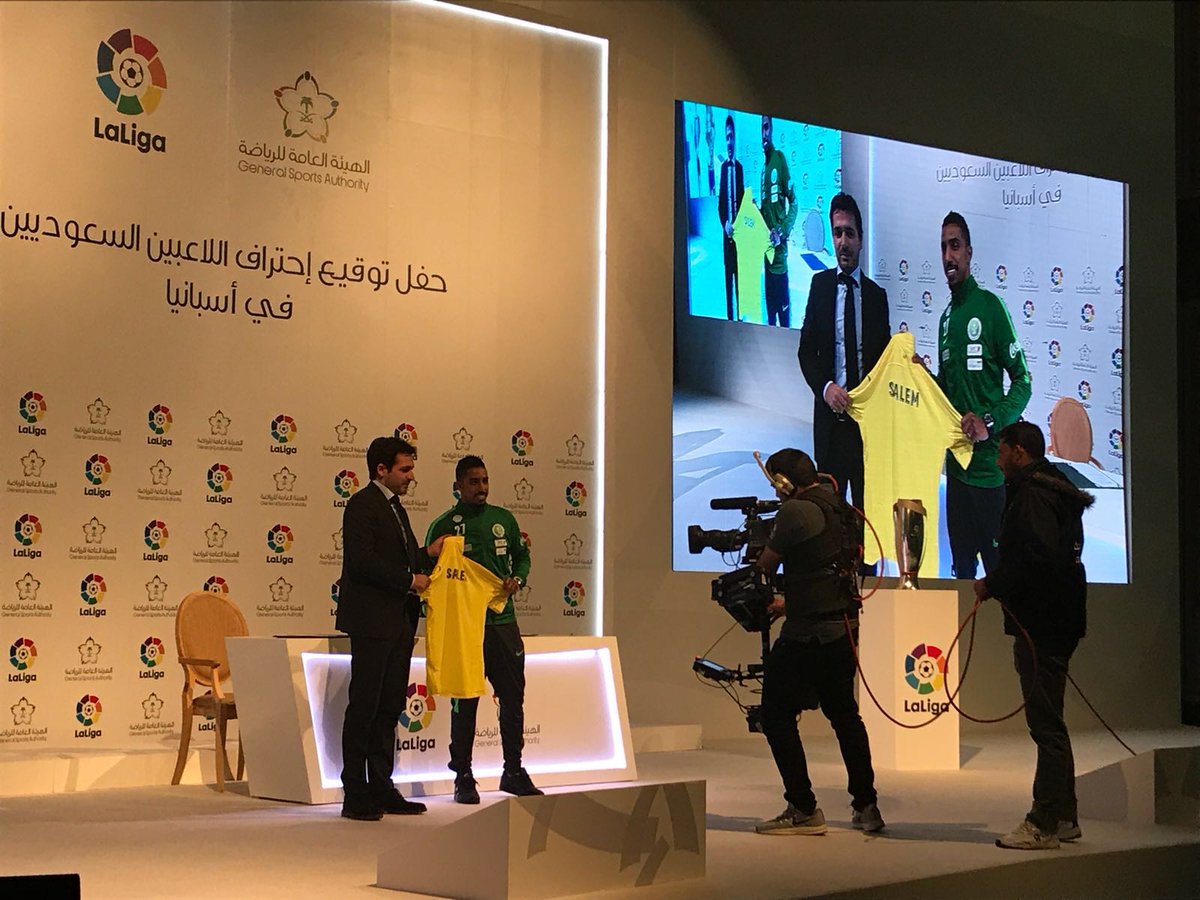 VillarrealCF's tweet photo. Salem Al Dawsari ya es jugador del #Villarreal. Aquí os dejamos sus primeras imágenes como 'groguet'. https://t.co/jBlqJWgh3a
