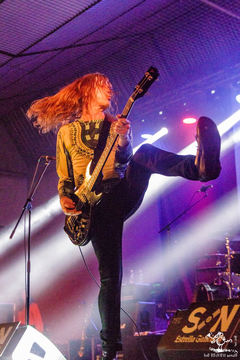 wrecklessmouse's tweet photo. Redd Kross es la banda de los hermanos Jeff y Steven McDonald, a los que se han unido Jason Saphiro, guitarra, y Dale Crover, batería, y que se encargaron de cerrar @elpurpleweekend 2017.
#Livemusic
#Purpleweekend
#ReddKross
#therecklessmouse 🐀
#elratonintrepido 🐭 https://t.co/MZf63PqkVu
