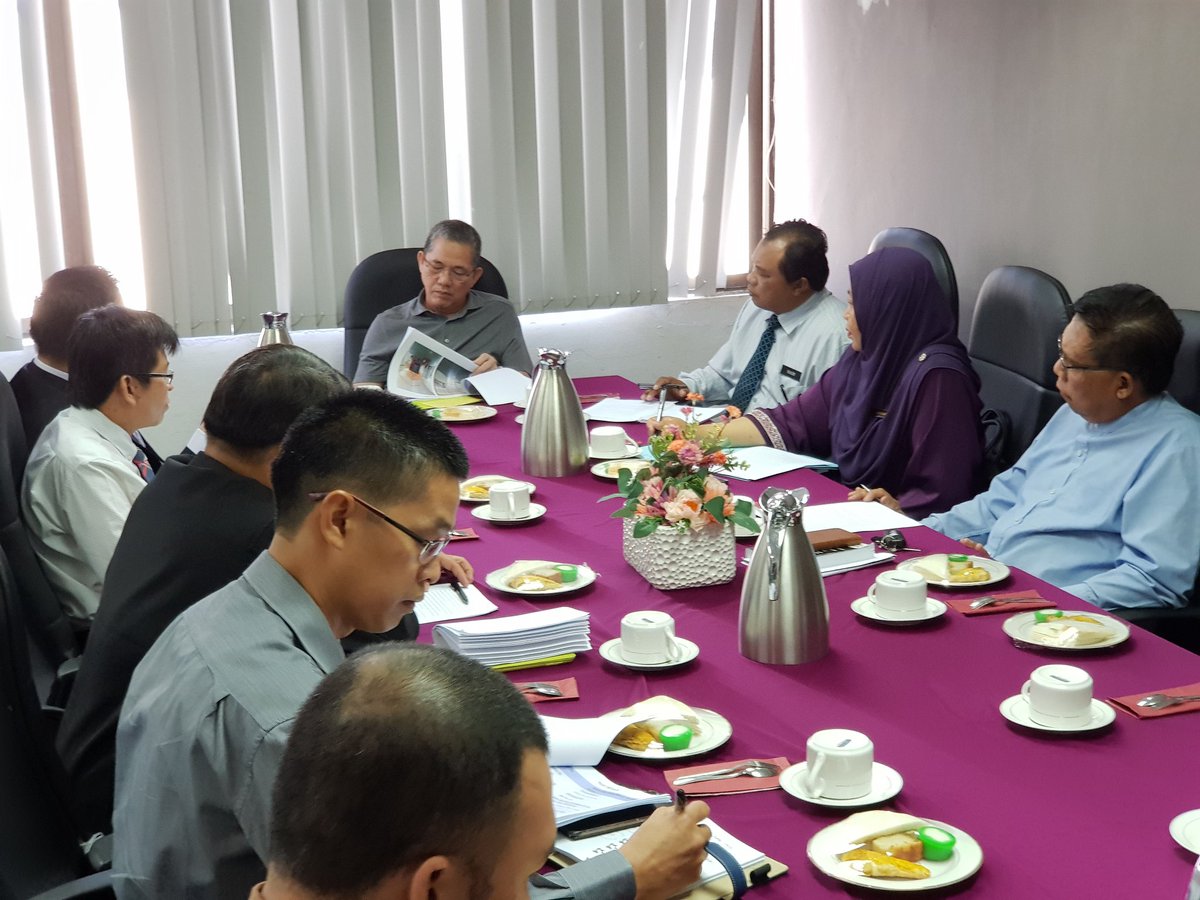 MisiahTaib's tweet photo. Pagi ini YBM @MOWorks @PetraJayaMP mempengeruikan mesyuarat naik taraf dewan SMK Petra Jaya dgn PIBG &amp; JKR Sarawak di Pusat Khidmat P194 #P194 #InfraRakyat #IbuPertiwiku #Negaraku https://t.co/xwaIblE1Wh