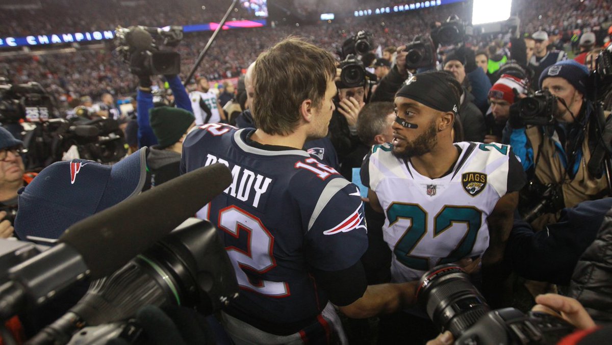 PHOTO | #Jaguars CB Aaron Colvin congratulates #Patriots QB Tom Brady on New England's 24-20 #AFCChampionship win. (The Providence Journal/Bob Breidenbach) #JAXvsNE 

See more photos at jaxne.ws/2F0o5Q7