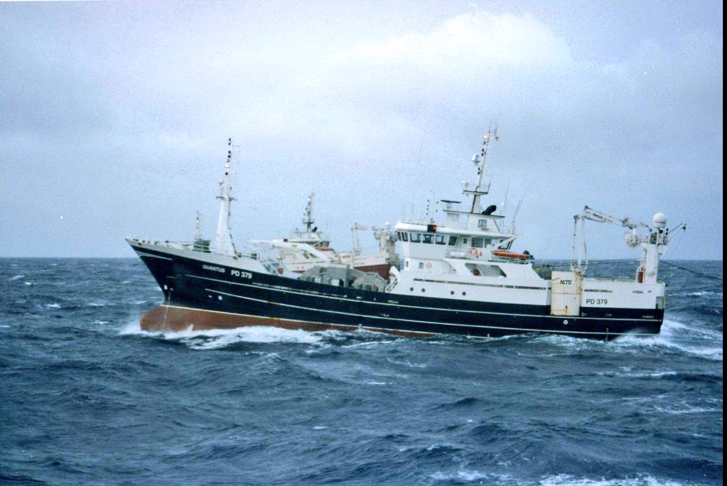 quantuspd379's tweet image. Old Quantus pair trawling with sister ship Christina S photo by david johnson #fishing #boat #mackerel