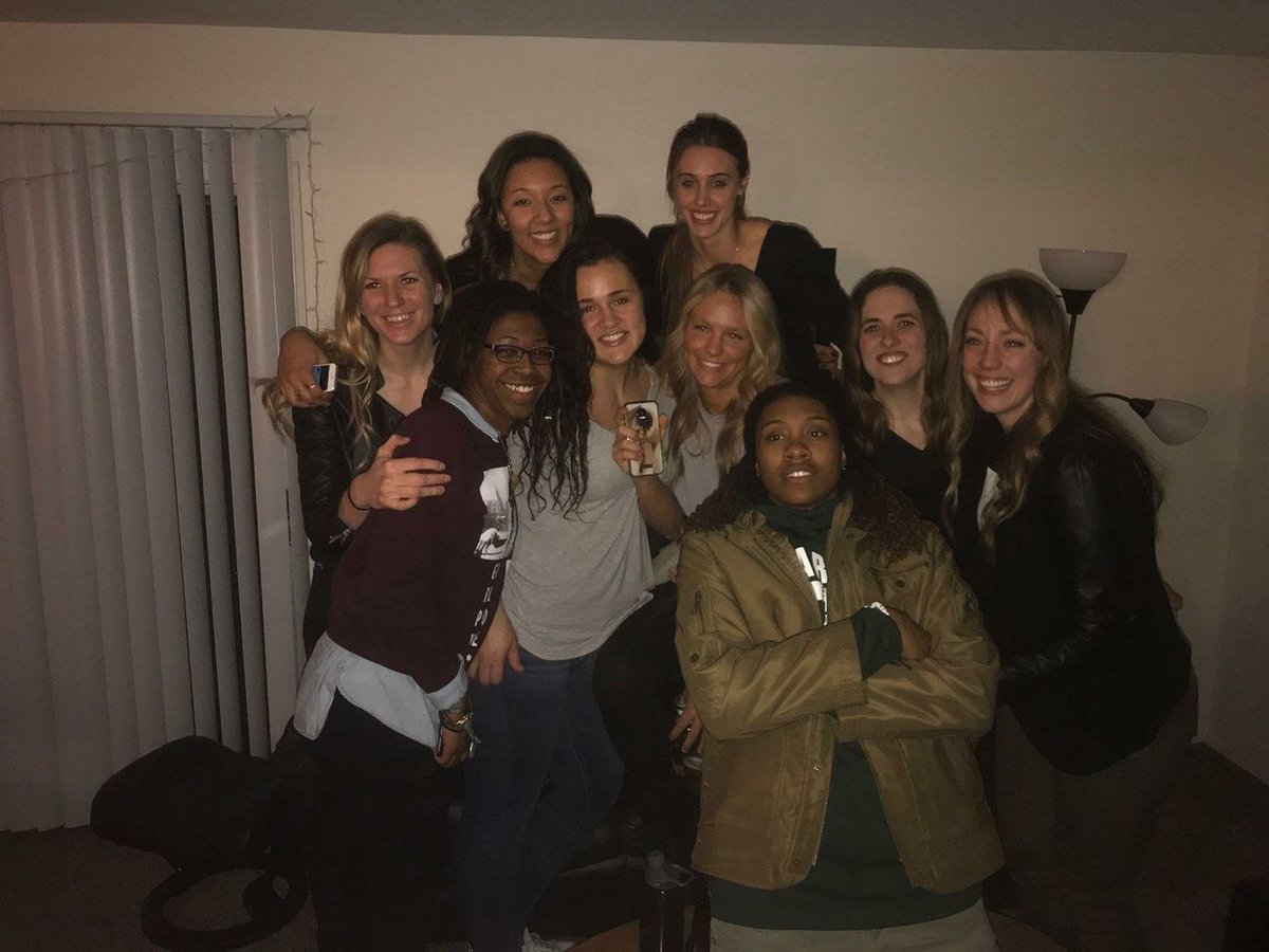 akyaht's tweet photo. Wouldn’t even understand I love these ladies 💚🤞🏾 #sisters #spartanfam #missingmany #goodvibes #greatpeople https://t.co/V6jfukNx2U