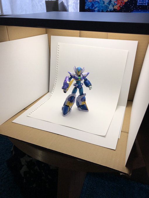 昨日作った簡易撮影スタジオ
ダンボール切って100均の画用紙並べて上にトレス台のっけただけ。
プラス補正使ってこんな感じに撮影できたよ〜。うーん、フィギュア撮影もグッズ撮影も快適! 