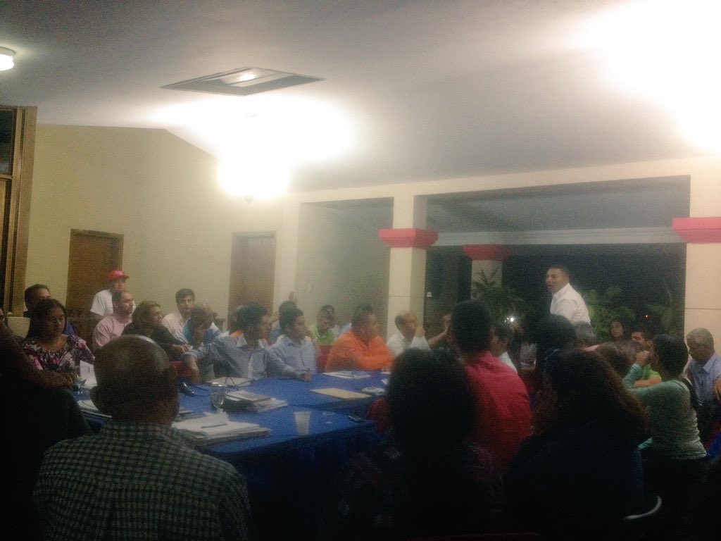 Milly_COMBATIEN's tweet photo. #Ahora|| Desde  la Alcaldía Del Municipio #Araure 1era Reunion de Gabinete de Gobierno del Alcalde @VamosPrimitivo  
#UnGobiernoParaTodos @NicolasMaduro @rafaelcalles @TareckPSUV https://t.co/rKPeijbKEc