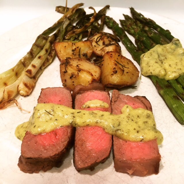KitchenSprout's tweet photo. #Halftime🏈 #MINNvsPHI #FlyEaglesFly🦅🏈 #Homegating #NFLChampionshipSunday #BrandAmbassadorFor .@dilisos #AlwaysFresh #LocallyRaised #NoAntibiotics #NoHormones #PanSearedStriloins #Tarragon #GrilledAsparagus #GrilledSpringOnion #RoastedRosemaryPotatoes #CheersFromToronto🍷🏈 https://t.co/CHqIXYVrqY