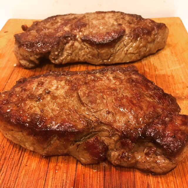 KitchenSprout's tweet photo. #Halftime🏈 #MINNvsPHI #FlyEaglesFly🦅🏈 #Homegating #NFLChampionshipSunday #BrandAmbassadorFor .@dilisos #AlwaysFresh #LocallyRaised #NoAntibiotics #NoHormones #PanSearedStriloins #Tarragon #GrilledAsparagus #GrilledSpringOnion #RoastedRosemaryPotatoes #CheersFromToronto🍷🏈 https://t.co/CHqIXYVrqY
